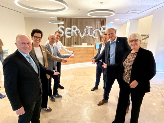 Herzlich willkommen im neuen ServiceCenter sagen Landrat Christoph Rüther, die zuständige Amtsleiterin Dr. Claudia Beverungen, Dezernent Ingo Tiemann, Alexander Wiedemann (stellv. Amtsleiter Zentrale Dienste), Dezernent Henrik Egeler, Dezernent Dr. André Brandt und Annette Mühlenhoff (Dezernentin und allg. Vertreterin des Landrats, v.l.).  © Kreis Paderborn